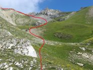 L'ampio vallone con la traccia di salita