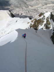 Il lungo pendio di neve delicato a 4000 metri circa