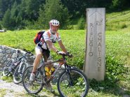 vicino alla stele