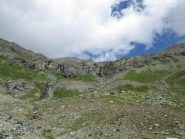 la barra rocciosa...noi siamo saliti sul pendio erboso al centro della foto