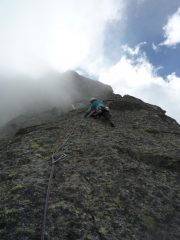 Sul 9° tiro...qualche squarcio fra le nuvole ci regala begli attimi di sole e panorama!