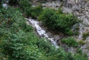 L’attraversamento del torrente Prochetty, facilitato dalla fune.