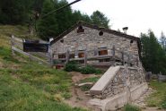 L’Alpe di Zette con la caratteristica teleferica che scende a Plampra