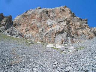 la parete dal basso. a sx IL PACCO, a dx GRAZIE TERESIO