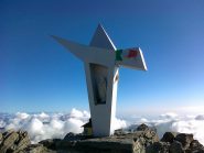 bellissima croce di vetta, baciata dai primi tiepidi raggi di sole