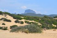 Arcuentu visto dalla spiaggia di Piscinas