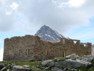 Monte Chersogno e caserma dal Lago Camoscere