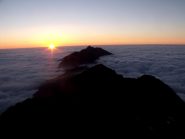 Il sole spunta da un mare di nuvole