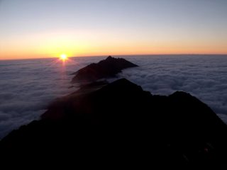 Il sole spunta da un mare di nuvole