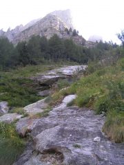 L'uscita dal sentiero (monolite sulla destra)  