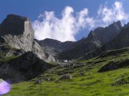 Quasi ai piedi del monolite