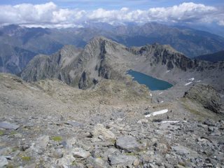 La pietraia tra il Pietrarossa e il Col Colmet