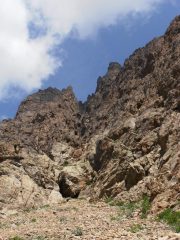 05 - il sentiero passa alla base delle pareti rocciose (768x1024)