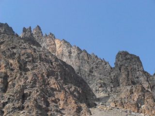 02 - si sale sotto i contrafforti rocciosi della Roche de la Gardette (1024x768)