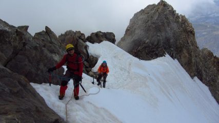 in salita lungo la cresta NE del Pic de la Grave (23-8-2013)