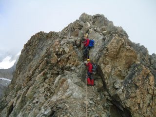 Stelvio ed Enrico salgono lungo la cresta NE...02 (23-8-2013)
