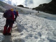 arrivando sotto il seracco e verso il breve muretto da superare (23-8-2013)