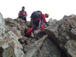 in discesa sui gradoni e blocchi della cresta NE (23-8-2013)