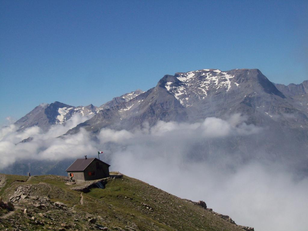 Il rifugio Stellina a quota 2610m. Da sinistra: Niblè, Giusalet e Cima Bard