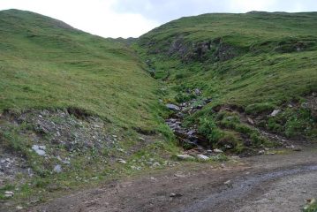 L’arrivo sulla strada sterrata, tra Rantin e Bonalex
