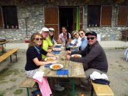 Pranzo al rifugio, l'allegra compagnia