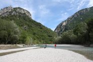 Si scende in mezzo alla gola a bordo fiume