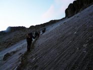 Traccia tra gli sfasciumi
