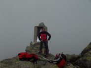 in vetta nella nebbia