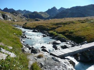 Il ponte che conduce al Lago del Rutor e poi al salto del torrente