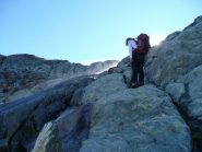 Risalendo le rocce sulla destra del salto del torrente del Rutor