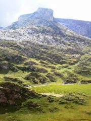 lago biecai (sotto le omonime rocce), nel suo aspetto estivo, ossia asciutto. Il lago non ha emissario: non è altro che un'immensa dolina