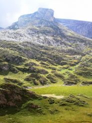 lago biecai (sotto le omonime rocce), nel suo aspetto estivo, ossia asciutto. Il lago non ha emissario: non è altro che un'immensa dolina