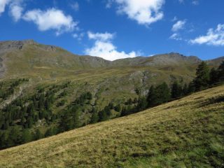 La crete de Reychasse e i pendii erbosi che ospitano il Lac Chalantiès 