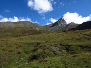 Il Bric Bucie avvolto dalle nuvole e il Col de Valpréveyre al centro, verso sinistra la nostra meta