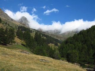 Il Bric Bucie avvolto dalle nuvole visto da Valpréveyre