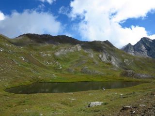 Lac de Chalantiès e a sinistra la traccia che sale al valico della Crete de Reychasse