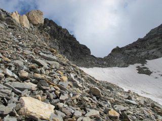 In fondo il colletto da cui si scende verso il rifugio