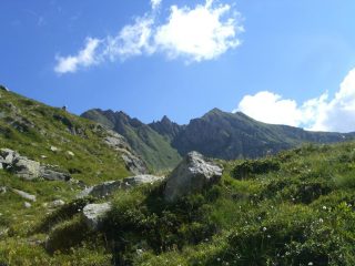 Verso il lago Santanel, con il Facciabella sullo sfondo