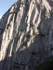 la parete vista dal sentiero, la via sale alla sua dx