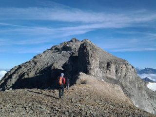 La cima vista dall' anticima, si aggira a sx il torrione davanti a noi