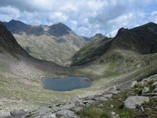 Lago di Seccia e Rocca di San Bernolfo sulla dx.