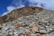 risalendo la pietraia verso il rifugio