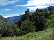 Il castello visto dalla stradina di accesso