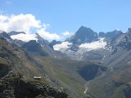 in primo piano il casotto di caccia q. 2569m con sullo sfondo l'herbetet