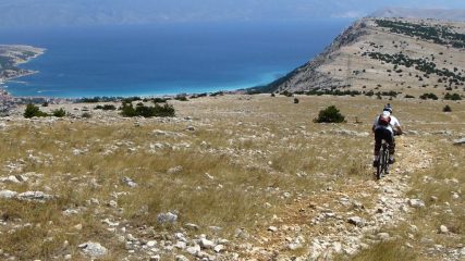 Si scende sopra la stupenda Baia di Baska