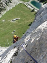 quasi fuori, in basso il pratone e il laghetto verde
