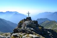 croce di vetta e panorama verso la pianura