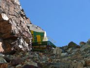 Il bivacco Andreotti con tetto rattoppato dopo i danni subiti dalle scariche di pietre 