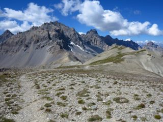 Il crinale con l'osservatorio visti dalla Tete de Girardin