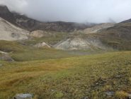 In queste nebbie ci dovrebbe essere il Colle Nivoletta. In primo piano il valloncello sospeso (con centralina meteo) sotto la Vaudala